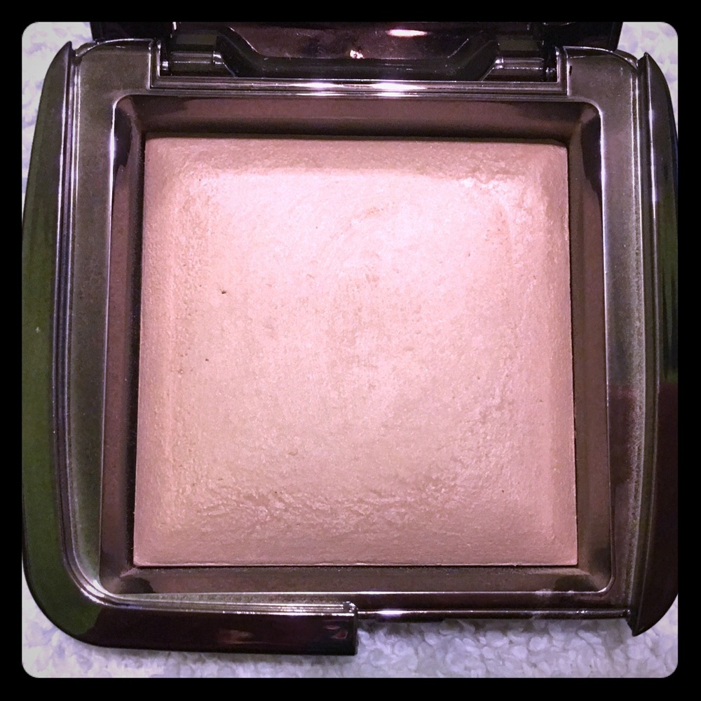 Hourglass ambient lighting powder